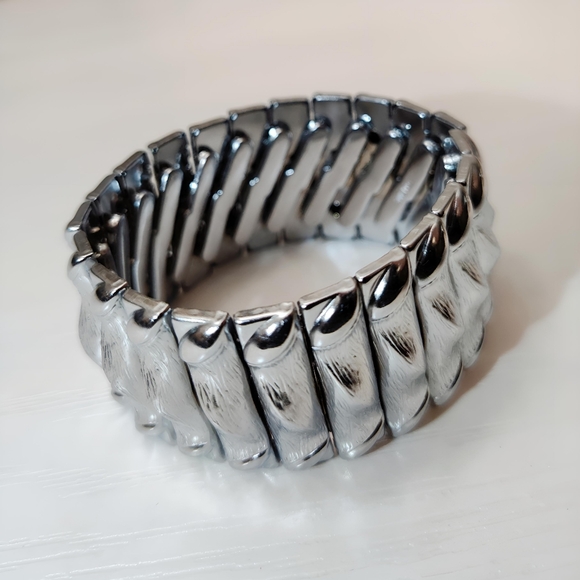 Vintage Jewelry - Vintage Hong Kong Textured Silver tone Accordion Stretch Bracelet